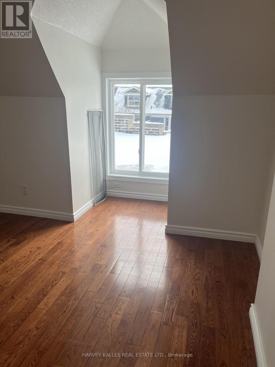 UPPER - 916 BLOOR STREET W