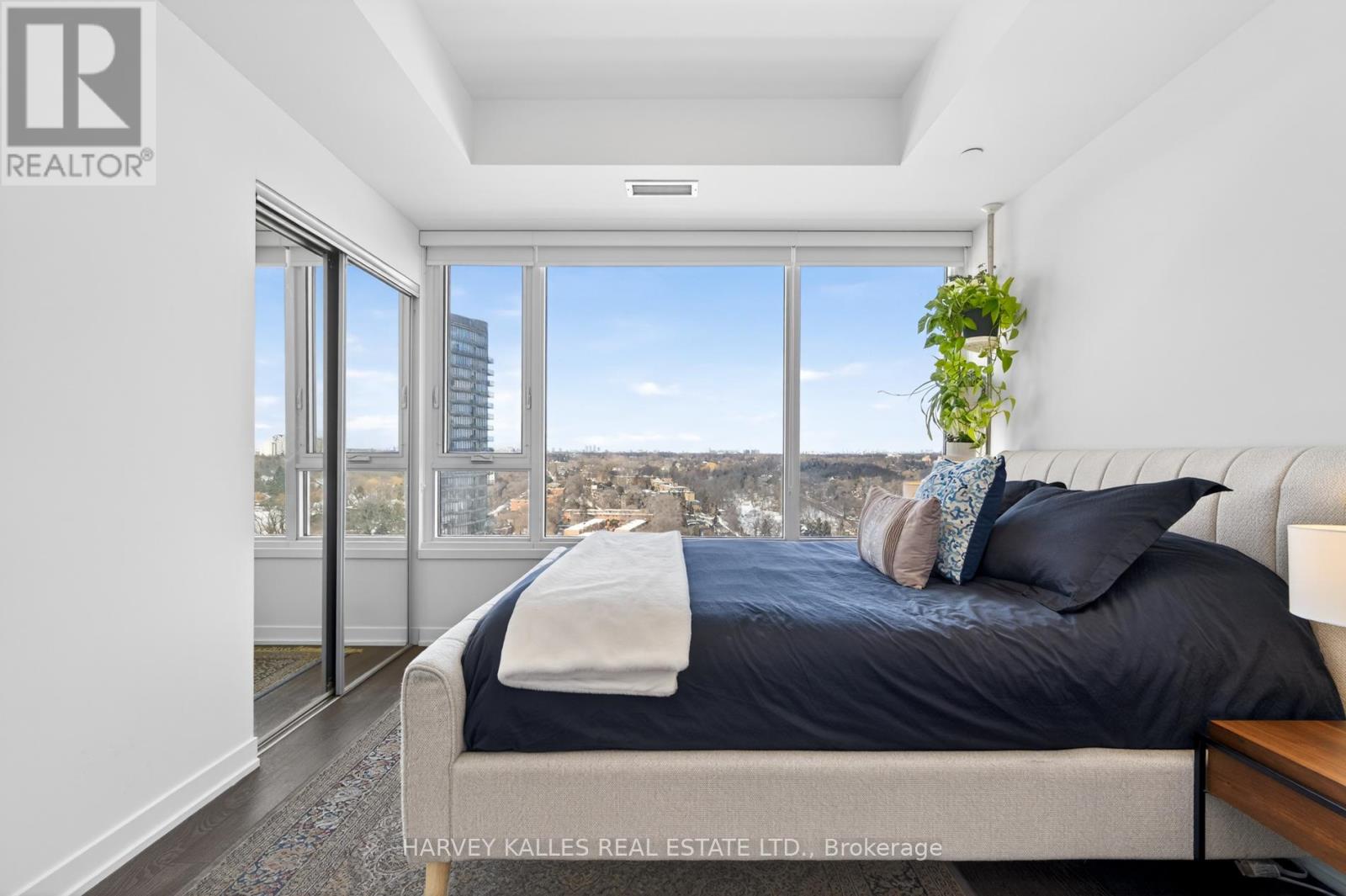 2201 - 1926 LAKE SHORE BOULEVARD W