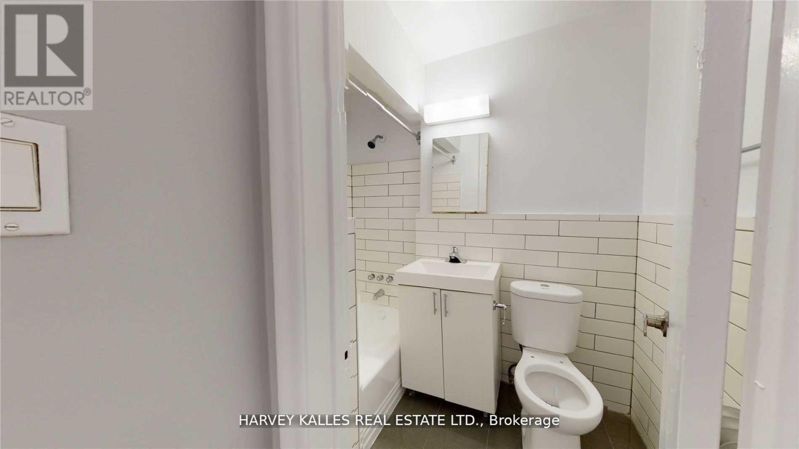 B3 - 4 GREENTREE COURT