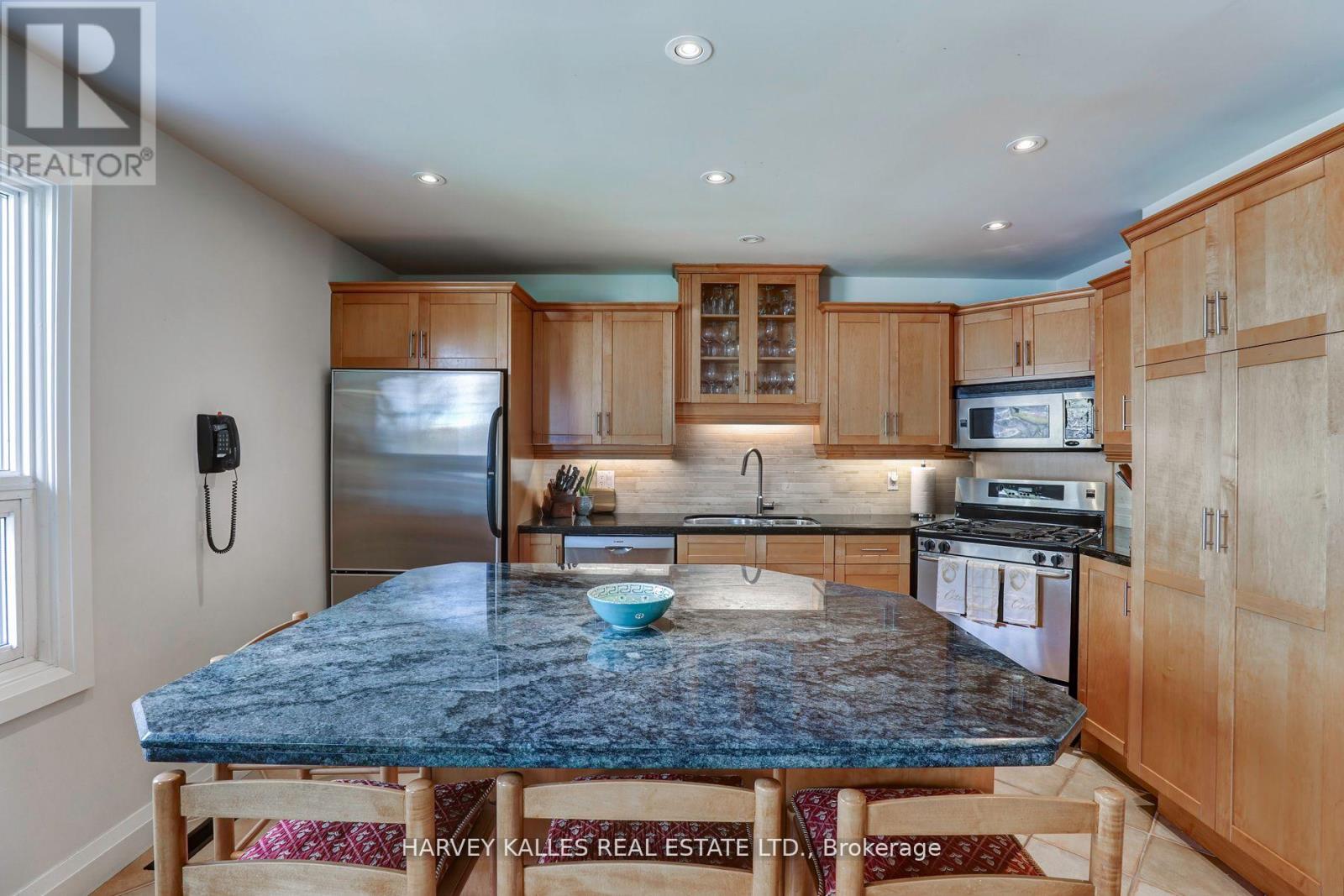 TH16 - 18 LA ROSE AVENUE