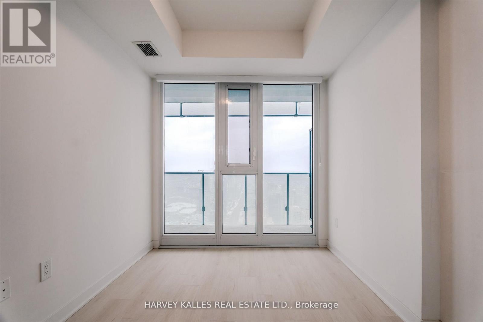 5211 - 3900 CONFEDERATION PARKWAY