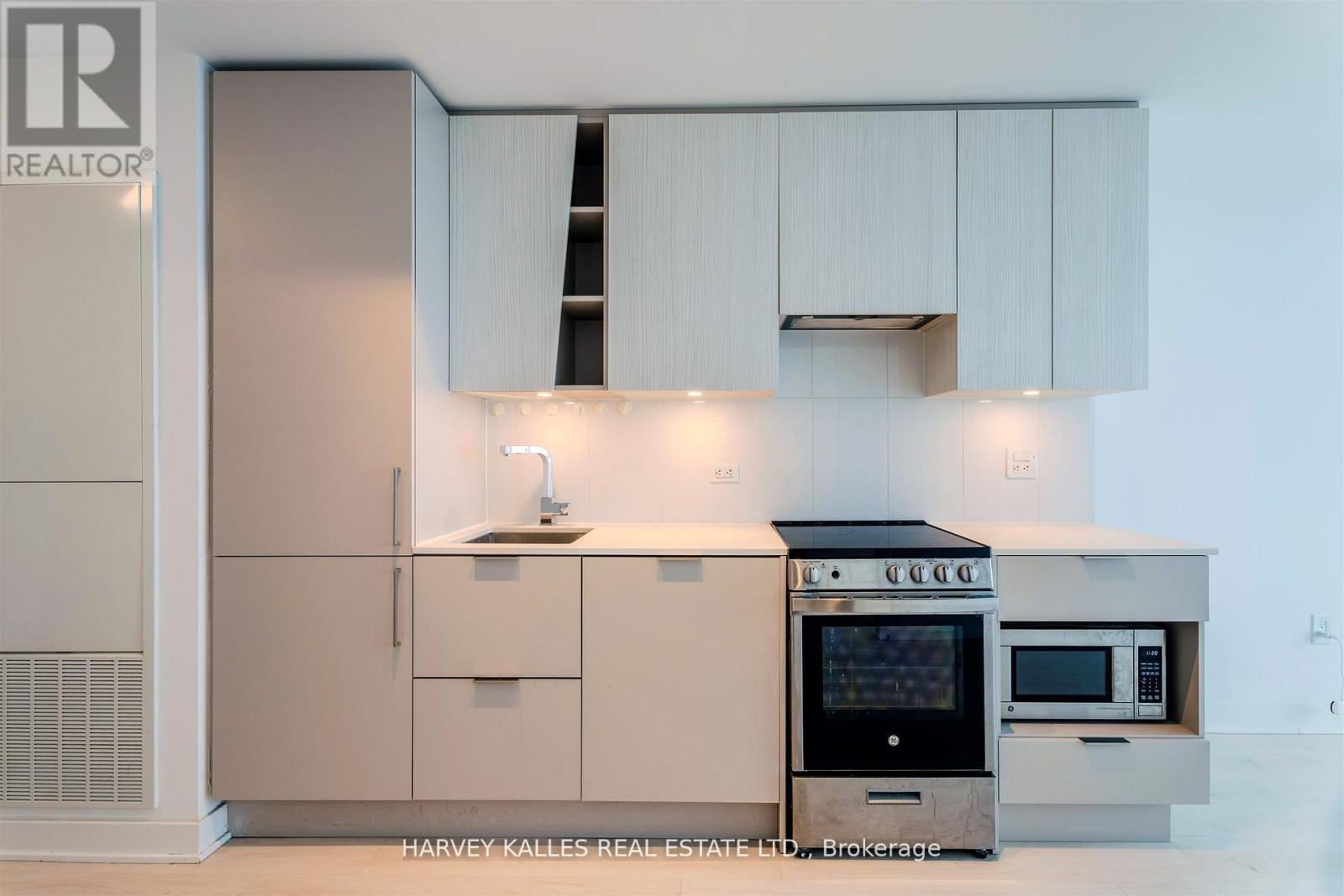 5211 - 3900 CONFEDERATION PARKWAY