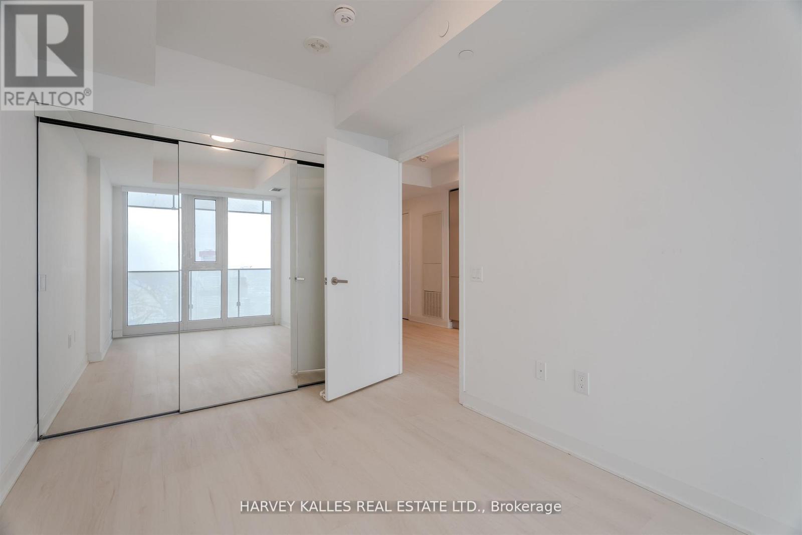 5211 - 3900 CONFEDERATION PARKWAY