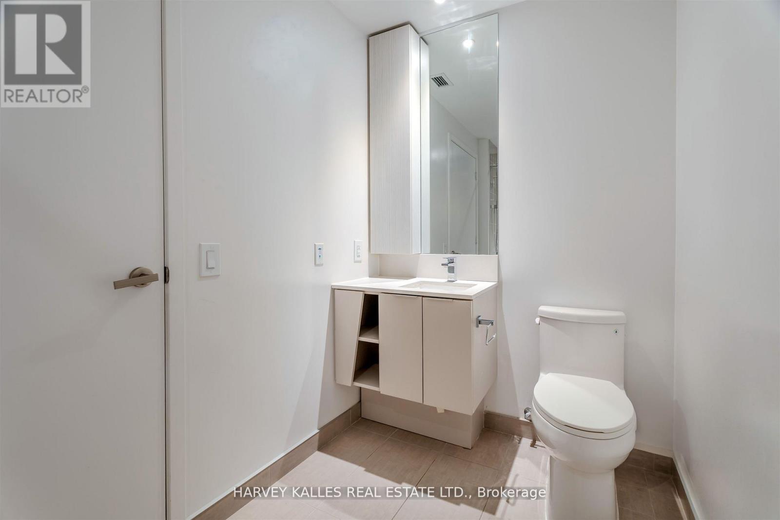 5211 - 3900 CONFEDERATION PARKWAY