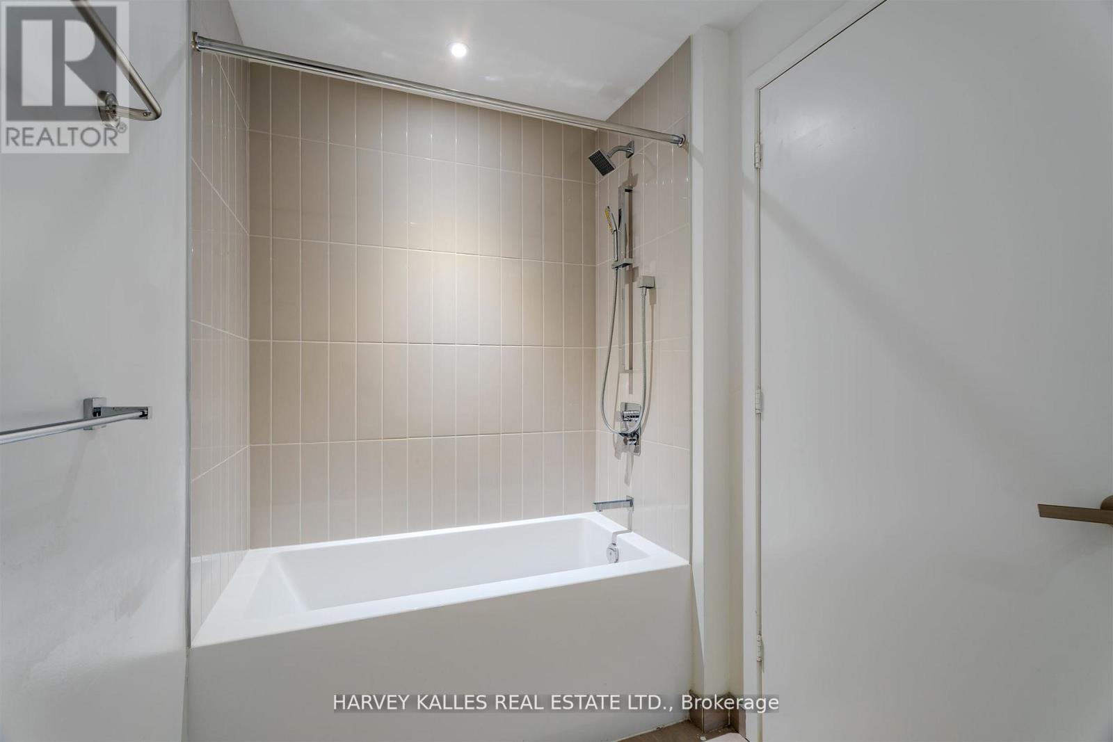 5211 - 3900 CONFEDERATION PARKWAY