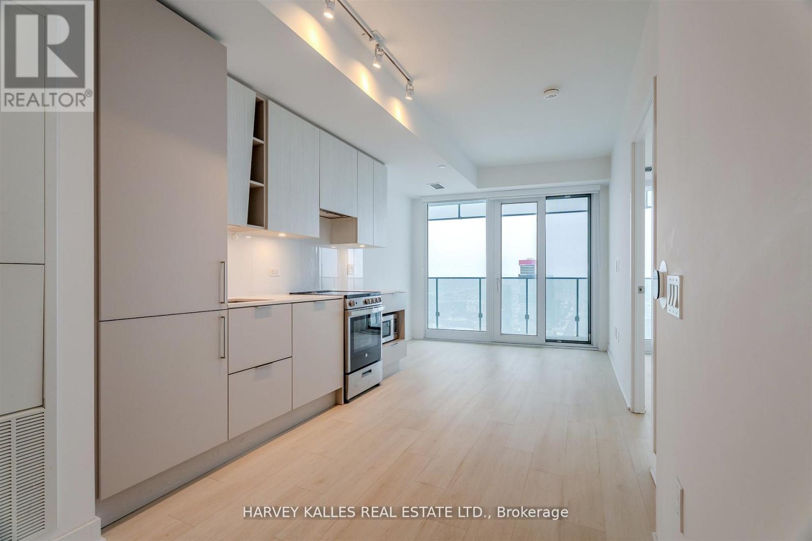 5211 - 3900 CONFEDERATION PARKWAY