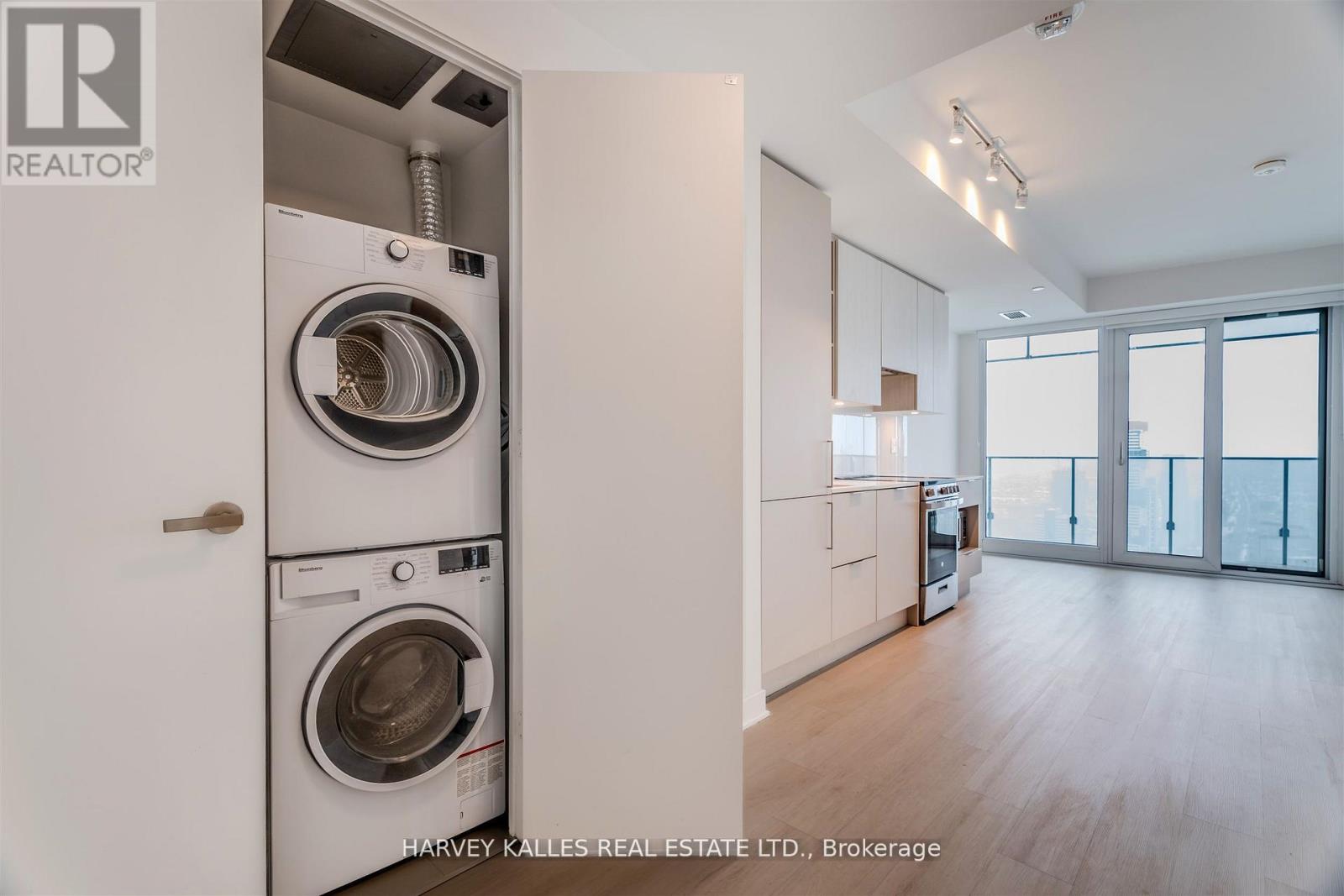 5211 - 3900 CONFEDERATION PARKWAY