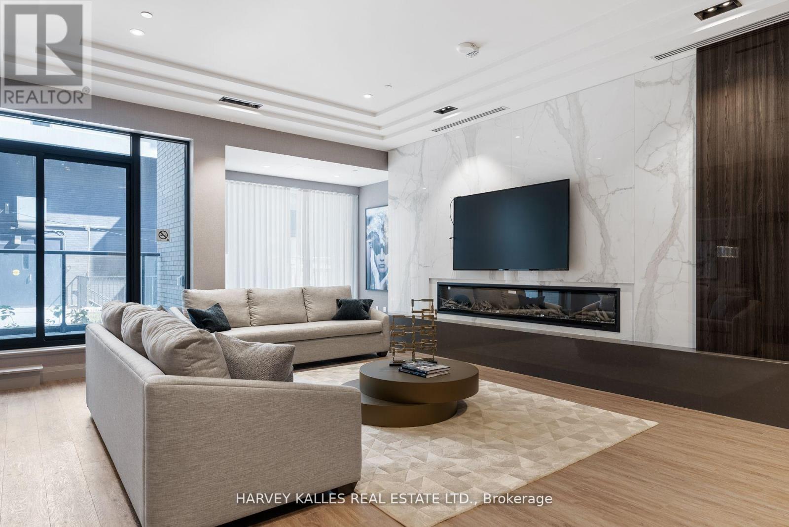 102 - 293 THE KINGSWAY