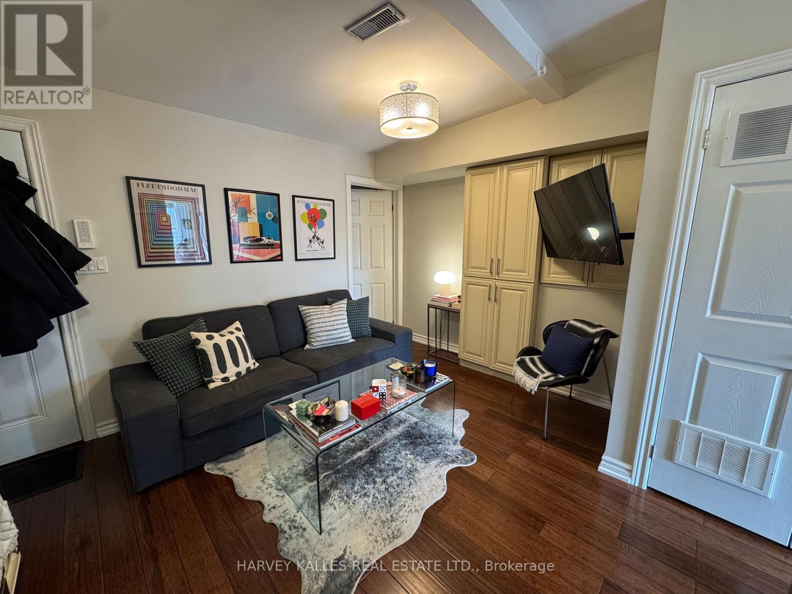 3RD - 904 BLOOR STREET W