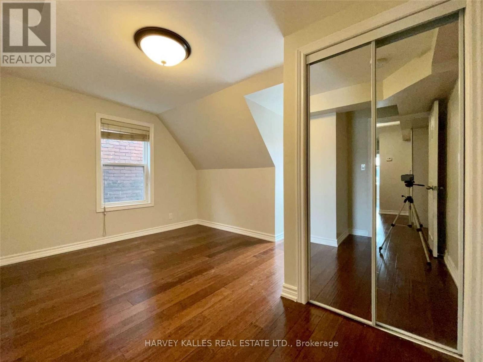 3RD - 904 BLOOR STREET W