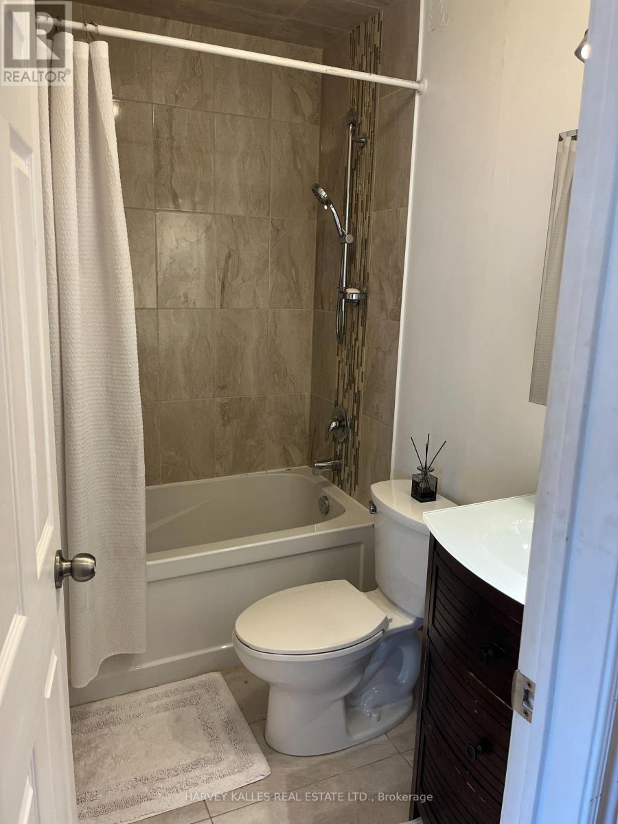 3RD - 904 BLOOR STREET W