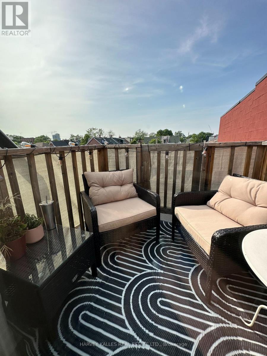 3RD - 904 BLOOR STREET W