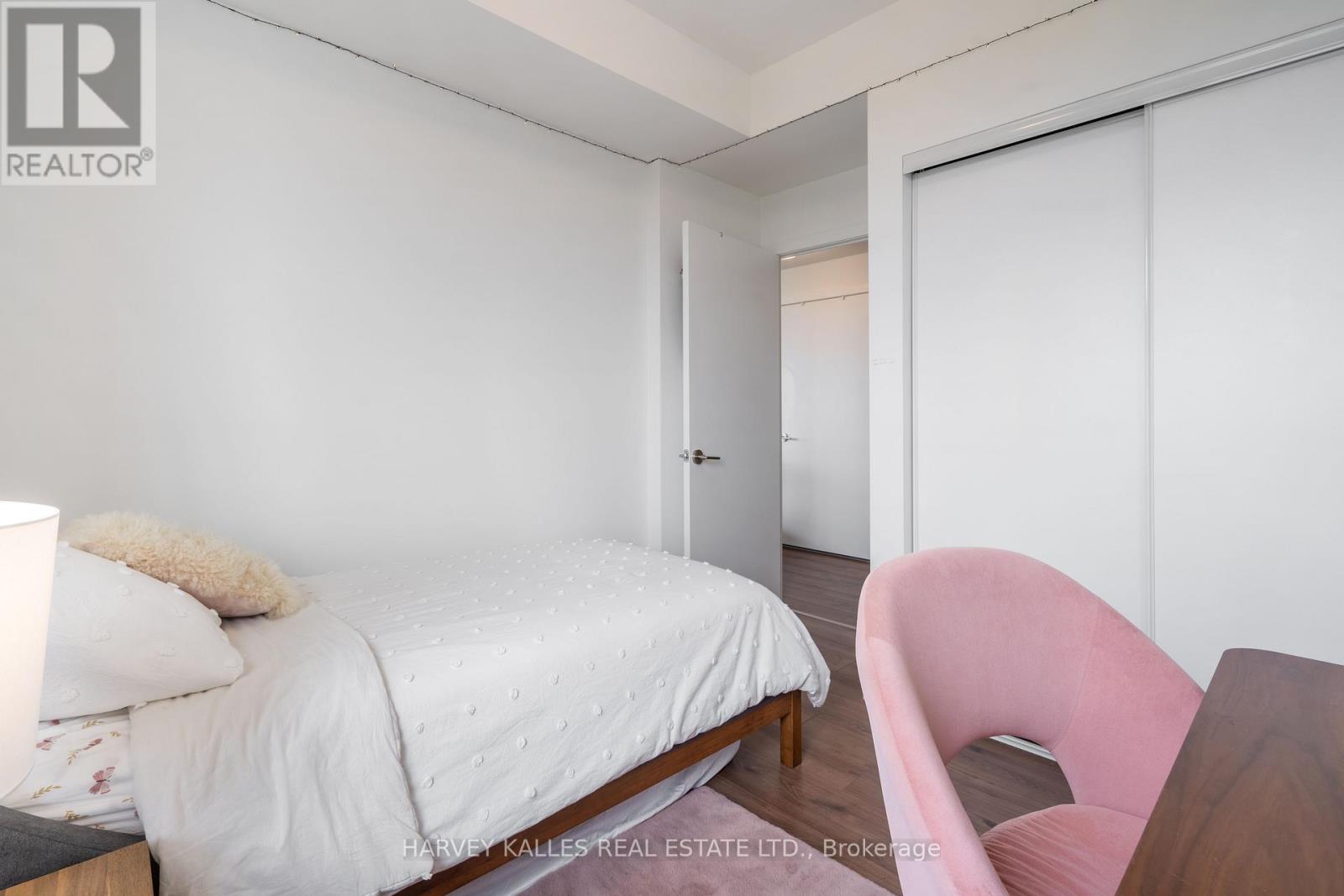 432 - 405 DUNDAS STREET W