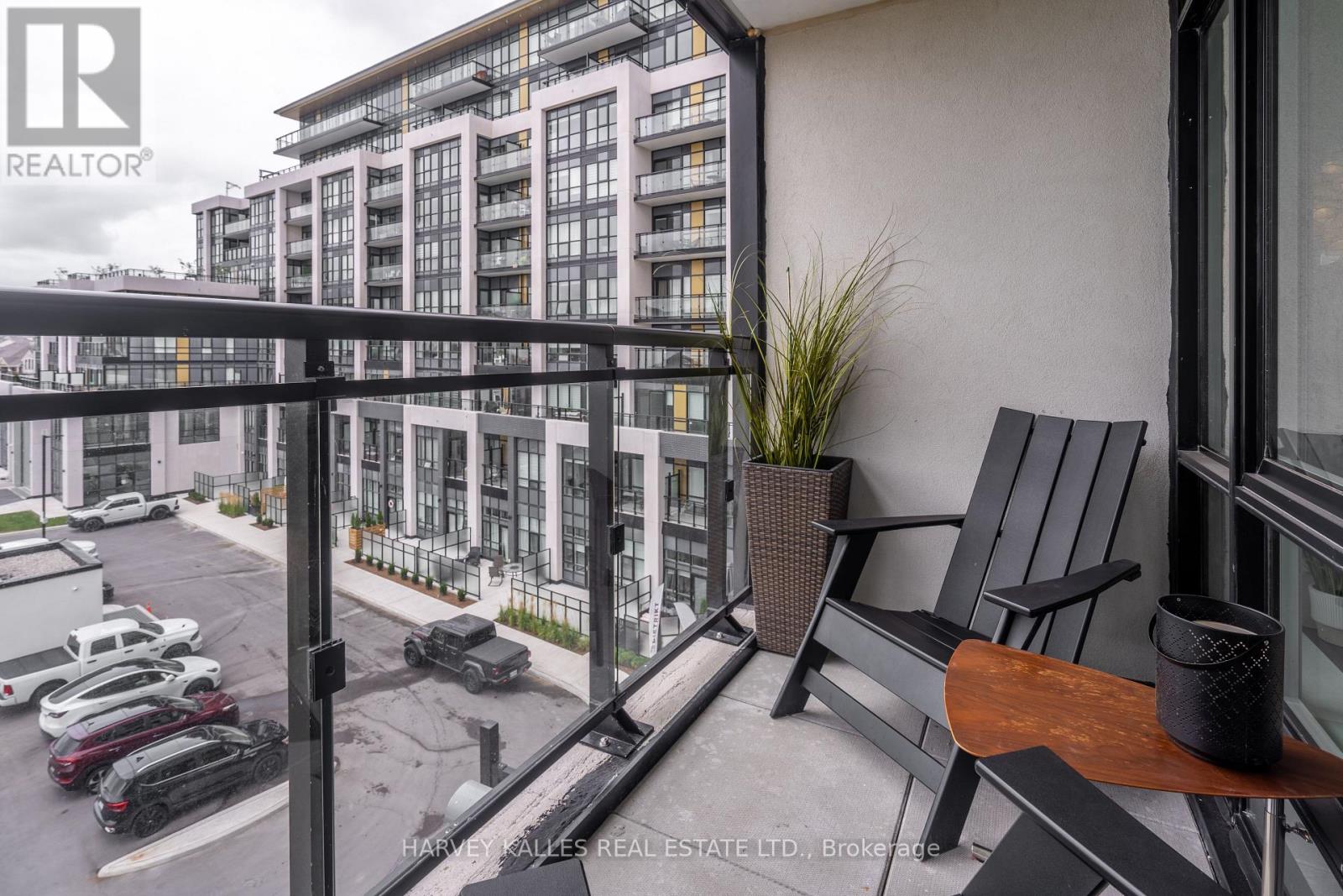 432 - 405 DUNDAS STREET W