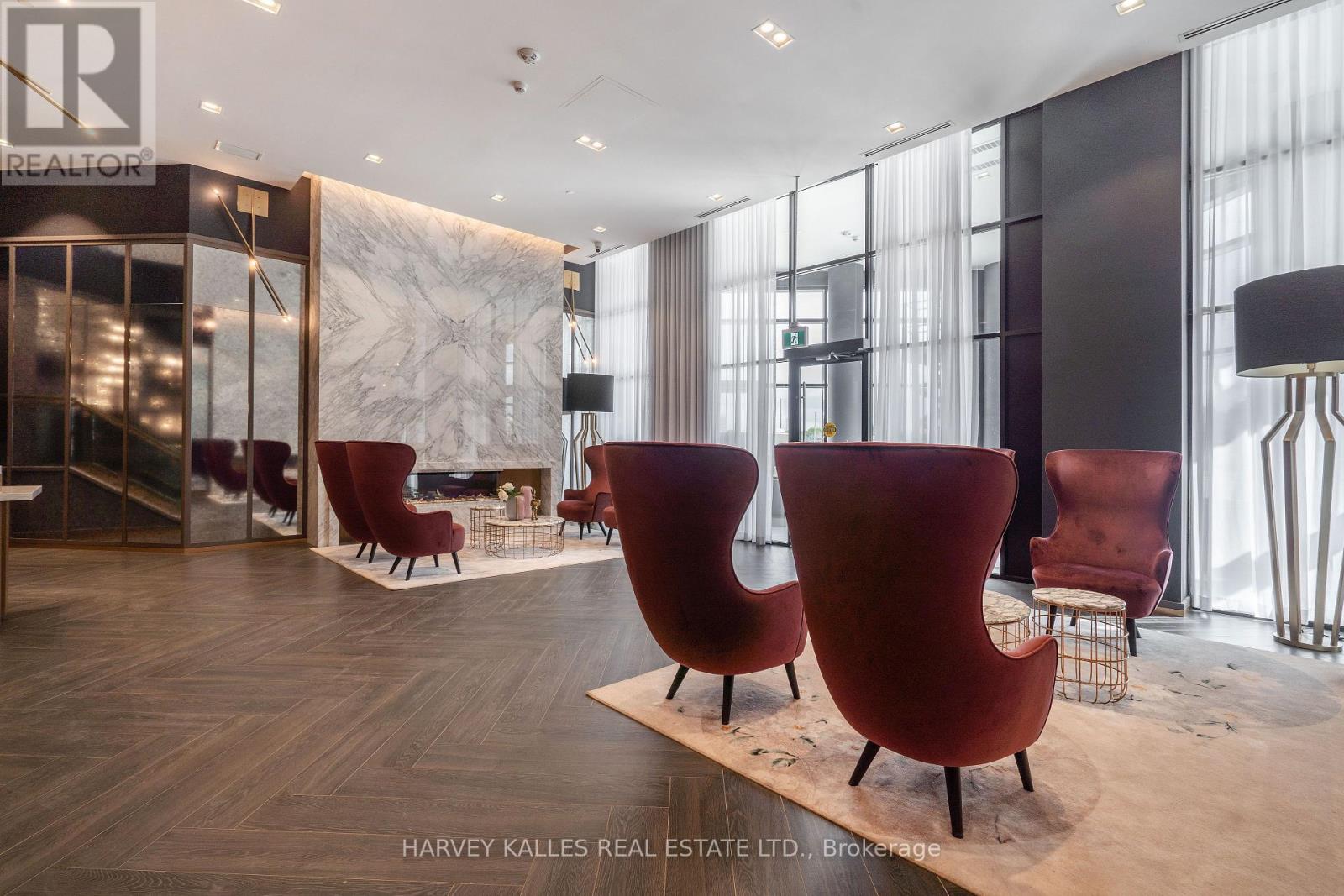 432 - 405 DUNDAS STREET W