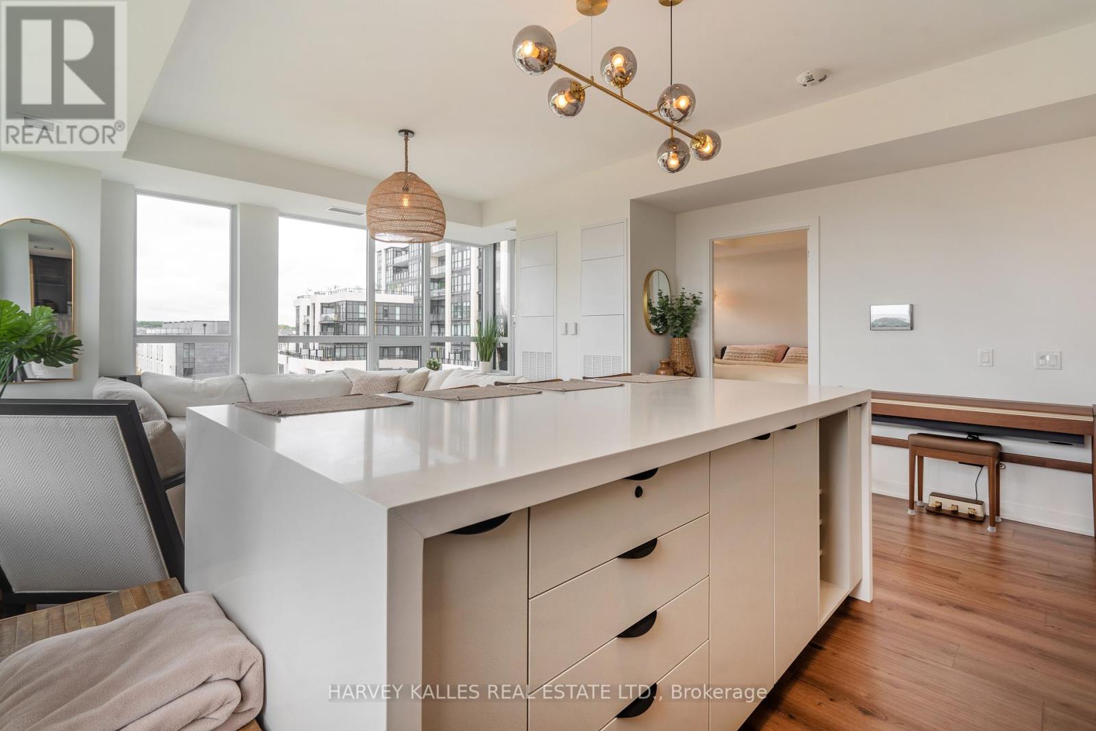 432 - 405 DUNDAS STREET W