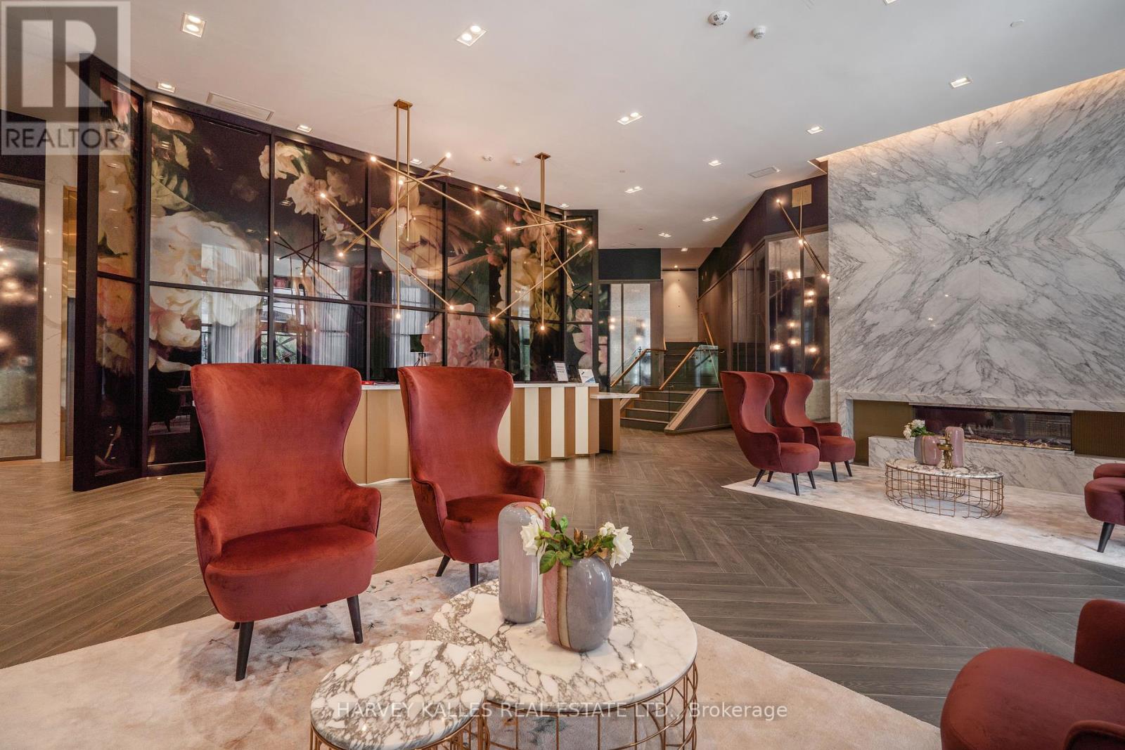 432 - 405 DUNDAS STREET W