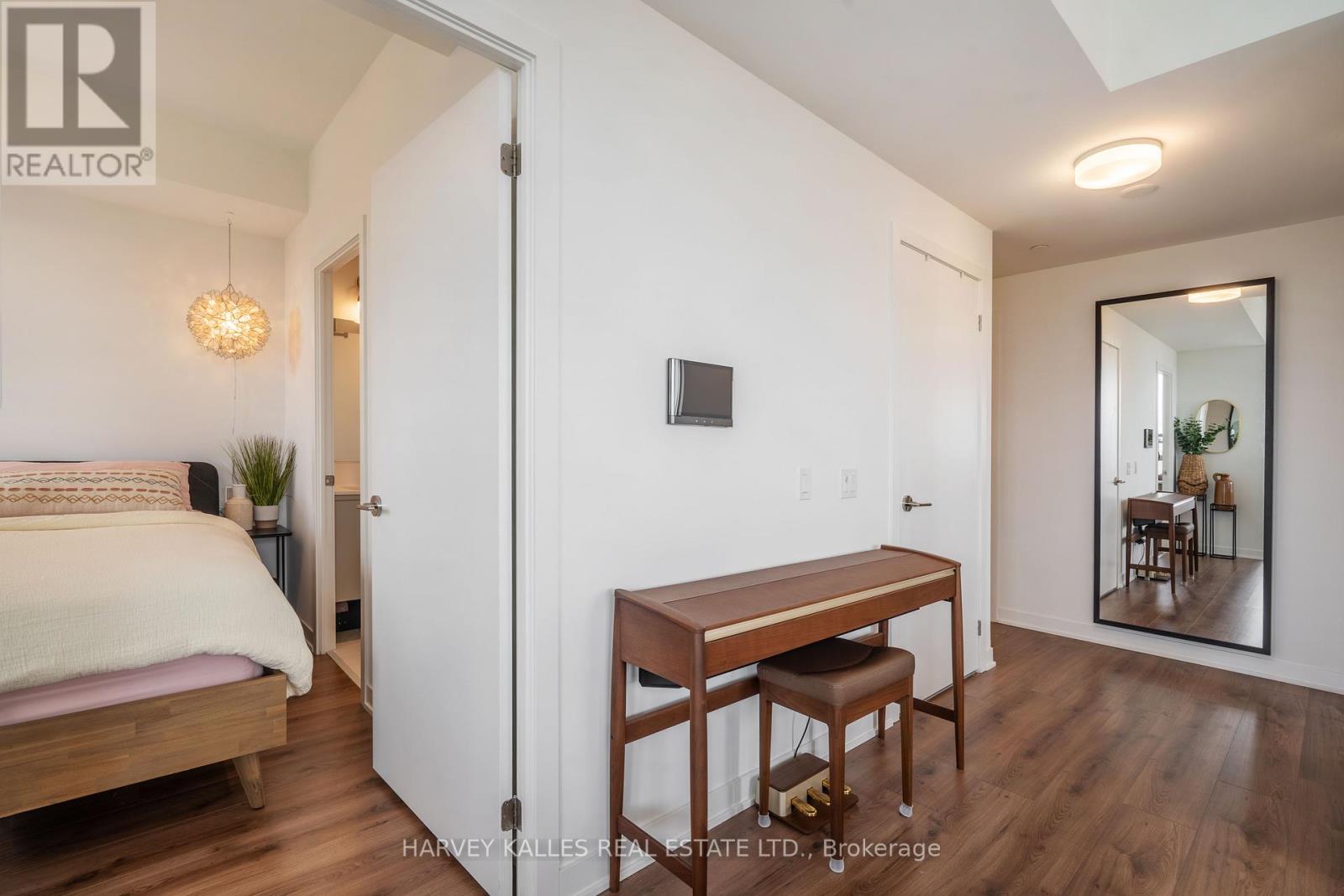 432 - 405 DUNDAS STREET W