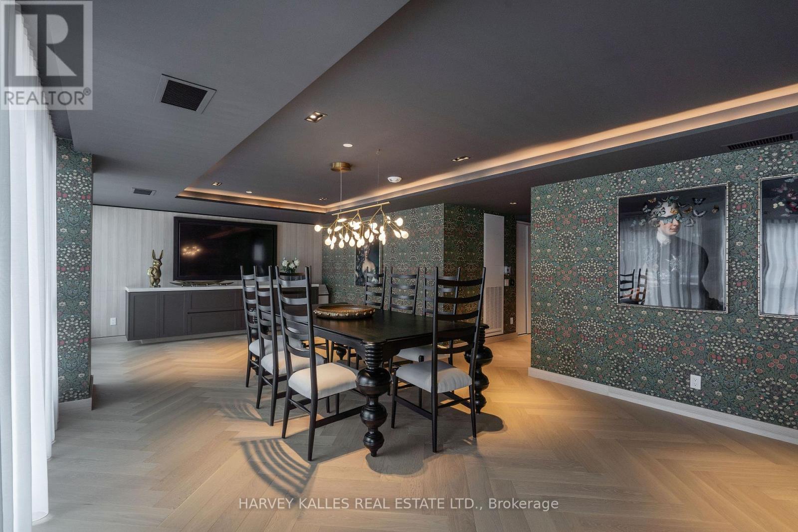 432 - 405 DUNDAS STREET W