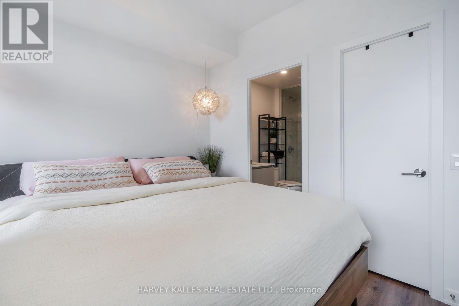 432 - 405 DUNDAS STREET W