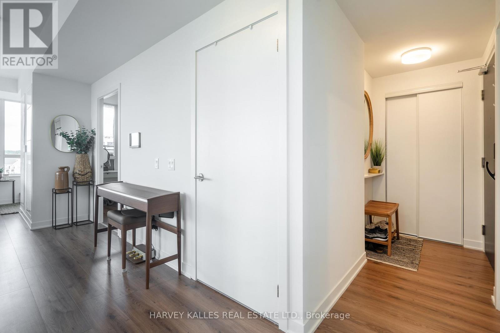 432 - 405 DUNDAS STREET W