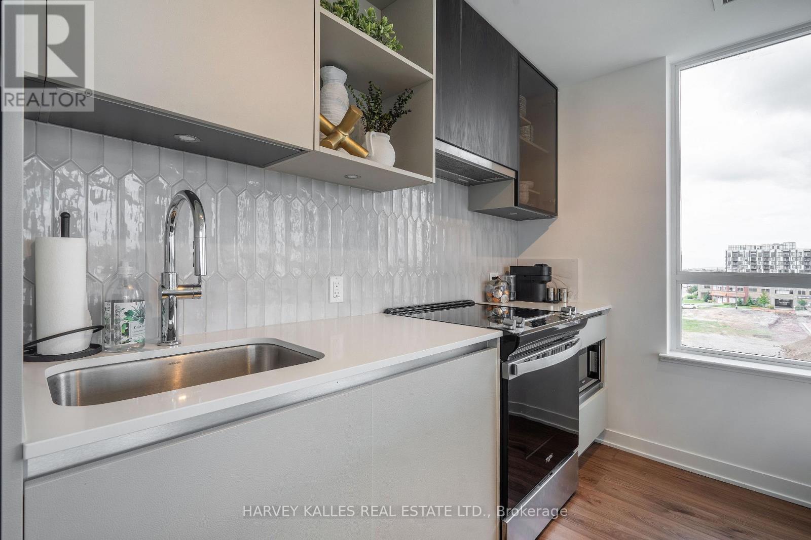 432 - 405 DUNDAS STREET W