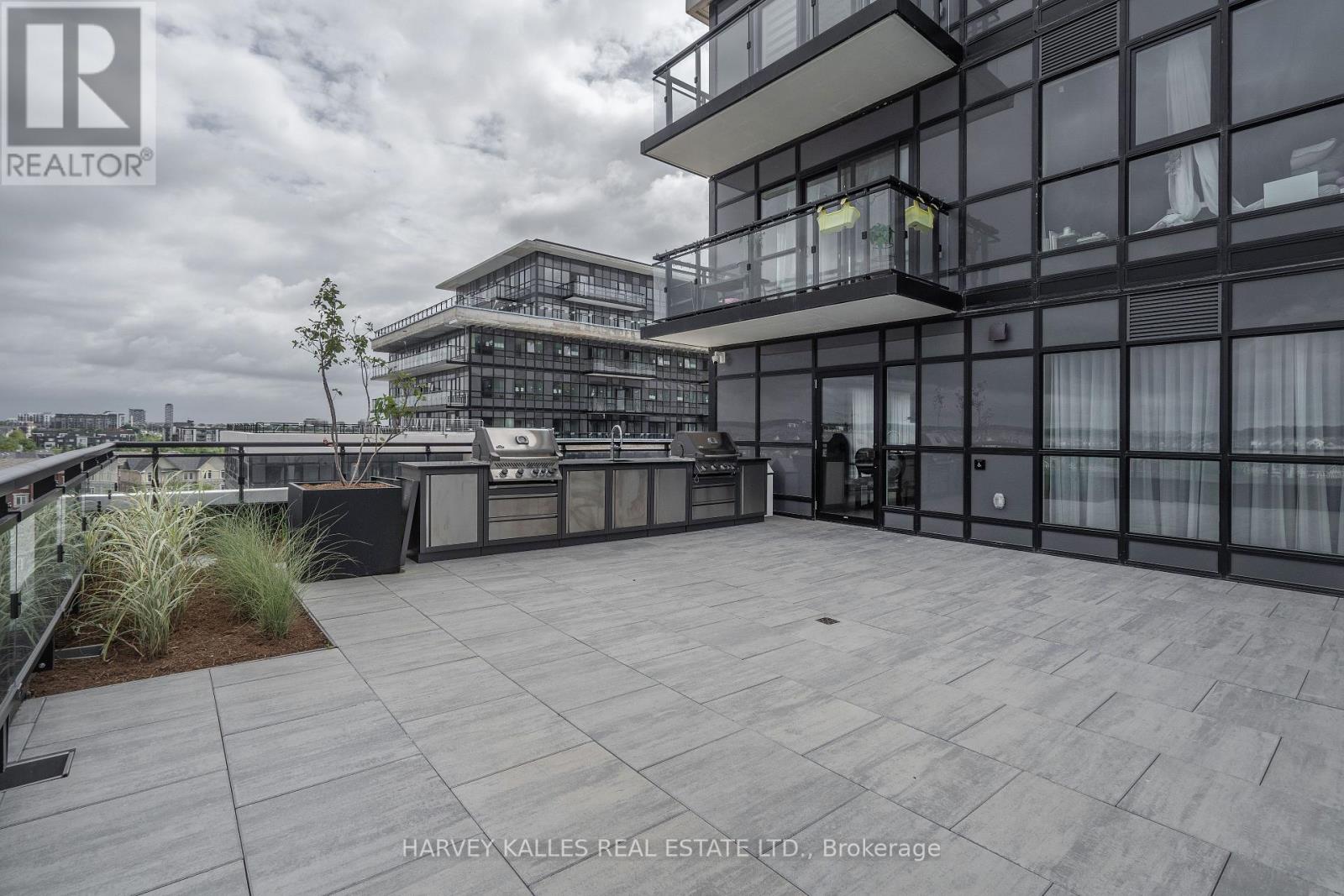 432 - 405 DUNDAS STREET W