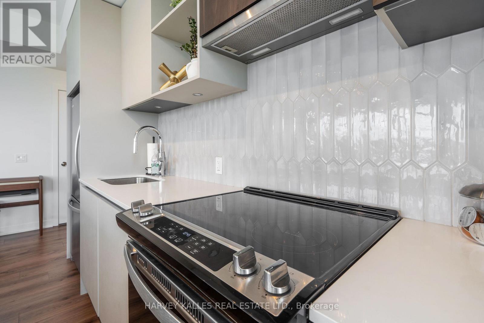 432 - 405 DUNDAS STREET W