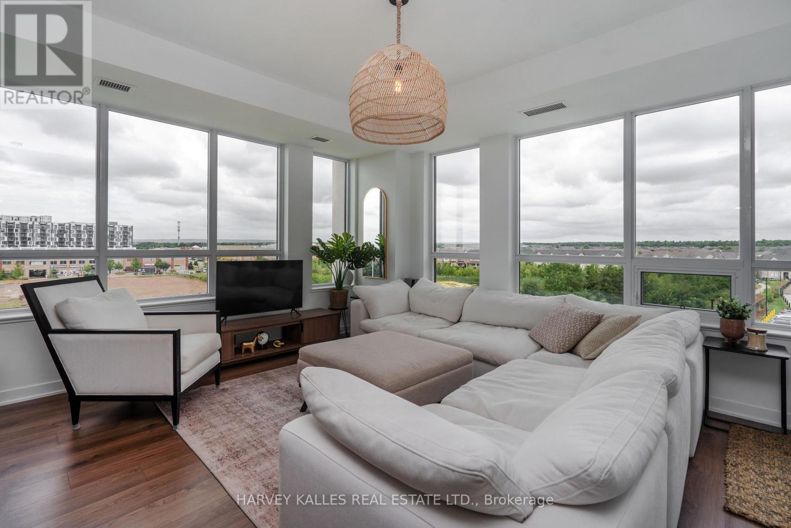 432 - 405 DUNDAS STREET W