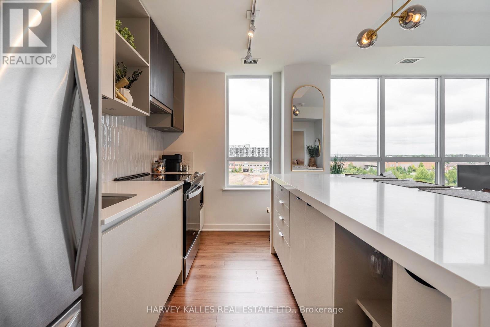 432 - 405 DUNDAS STREET W