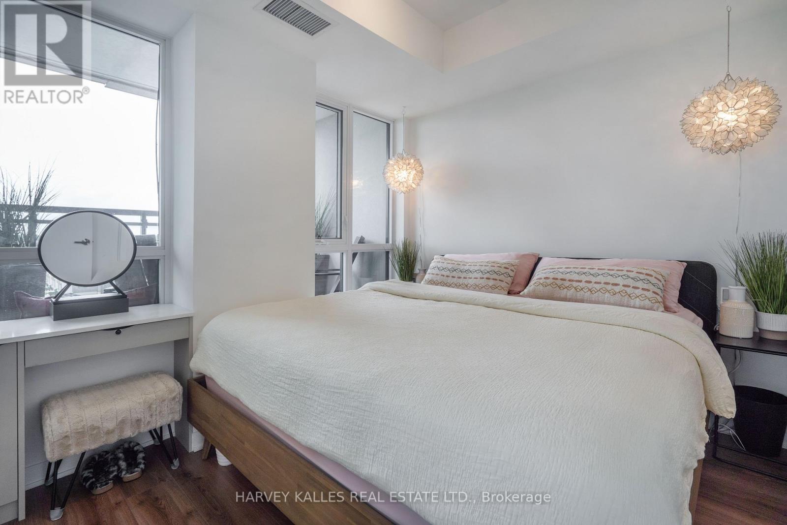 432 - 405 DUNDAS STREET W