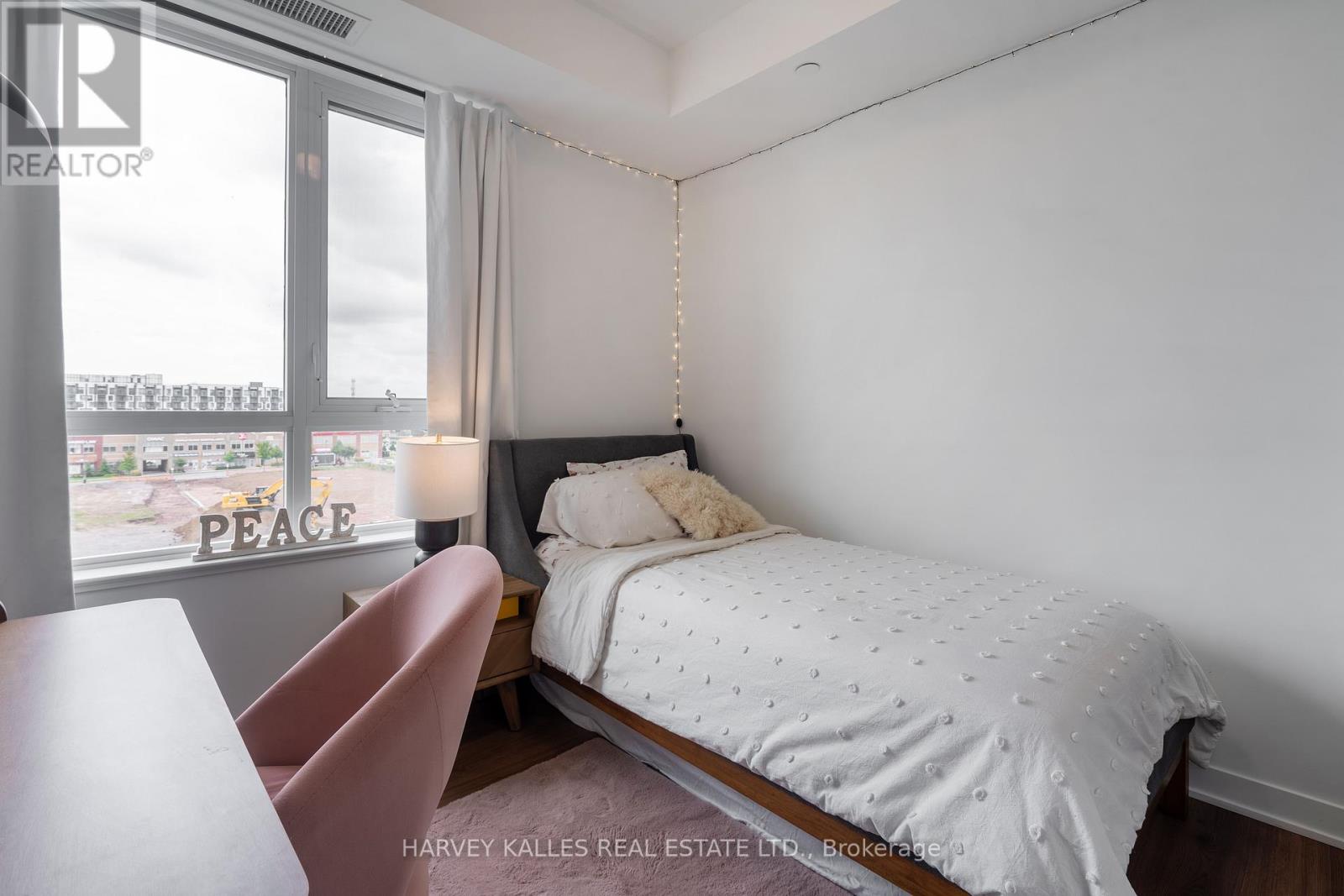 432 - 405 DUNDAS STREET W