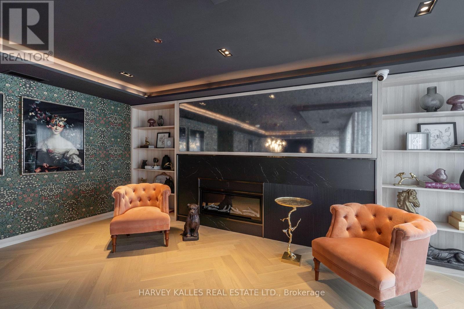 432 - 405 DUNDAS STREET W