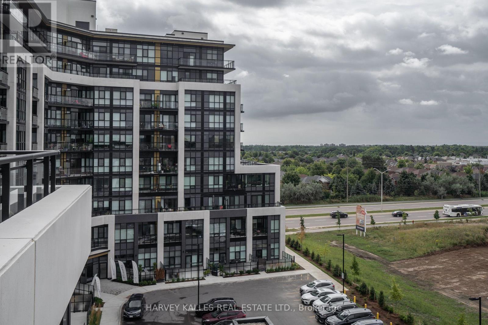 432 - 405 DUNDAS STREET W