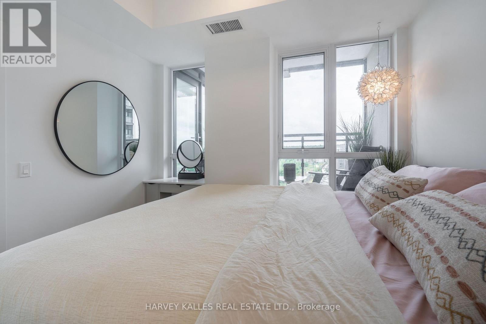 432 - 405 DUNDAS STREET W