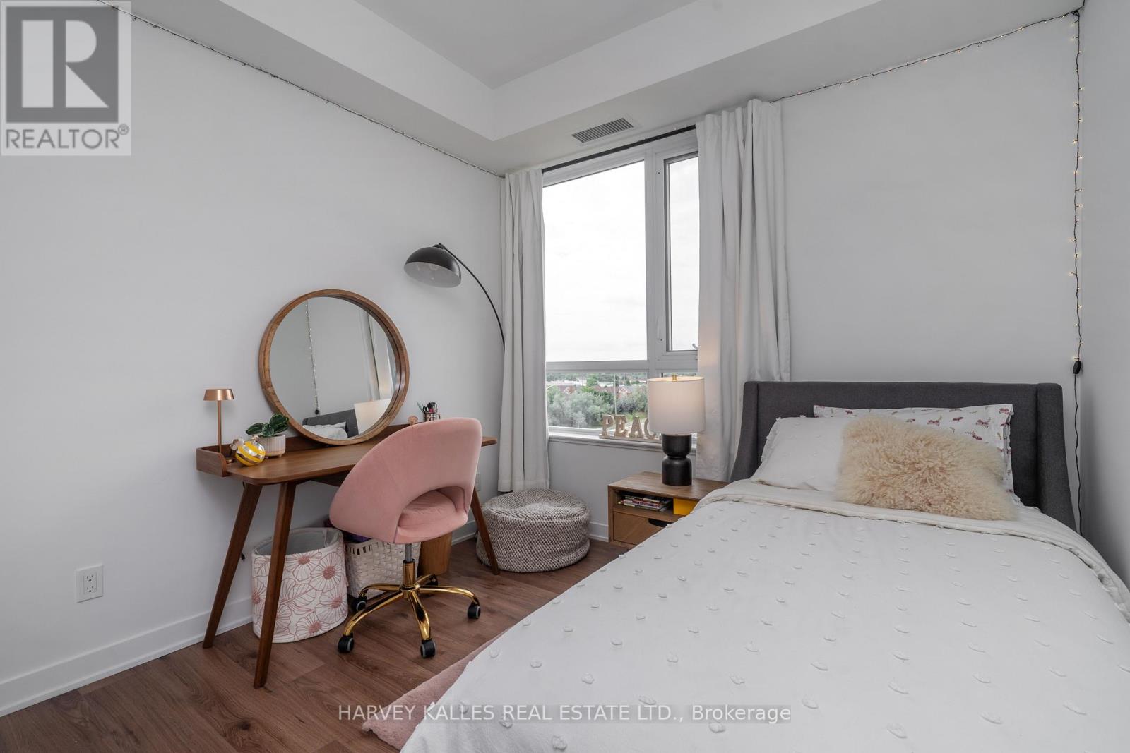 432 - 405 DUNDAS STREET W