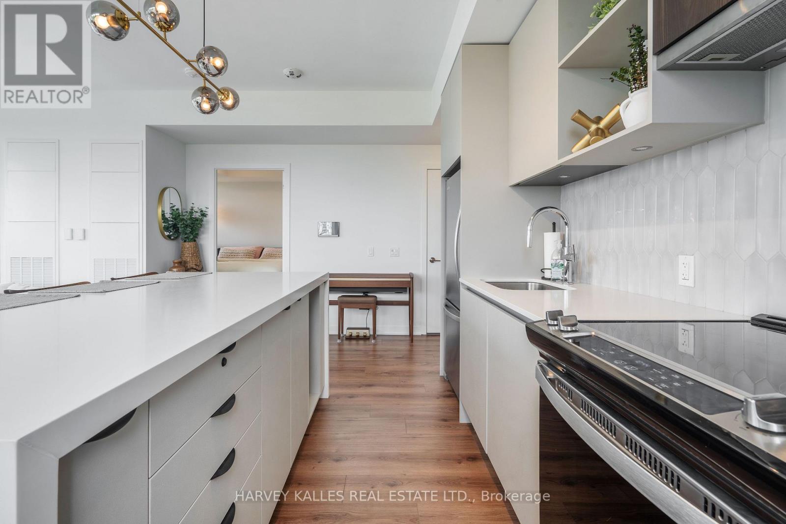 432 - 405 DUNDAS STREET W