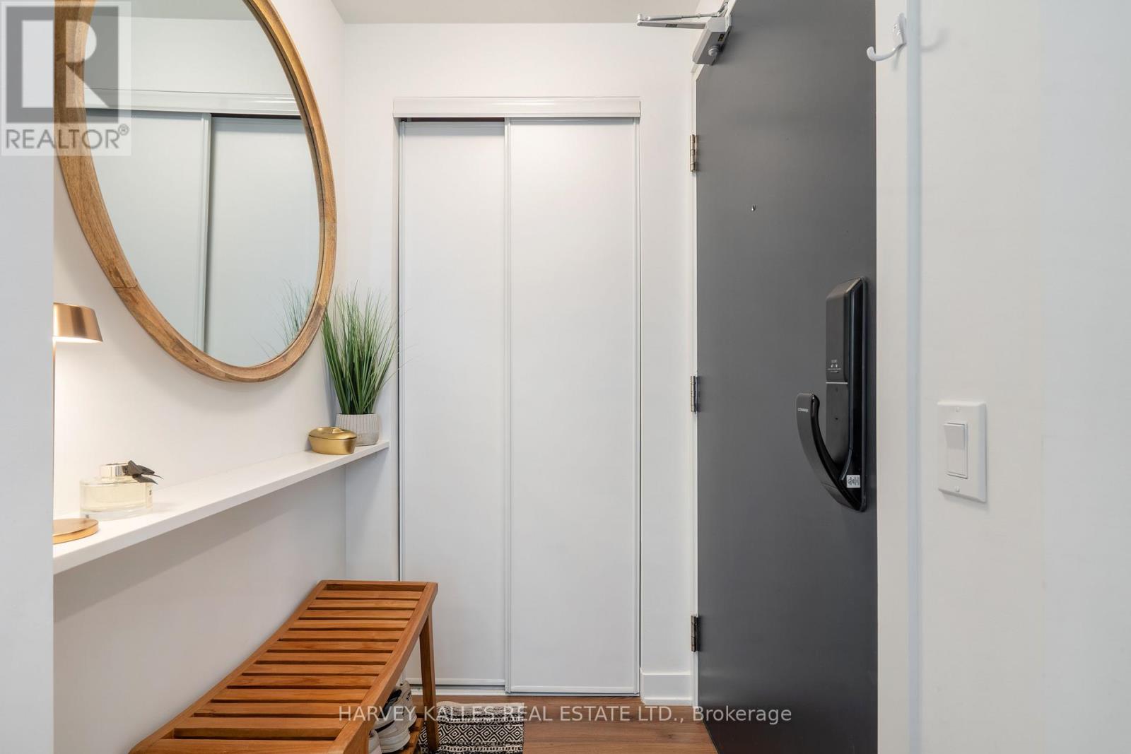 432 - 405 DUNDAS STREET W