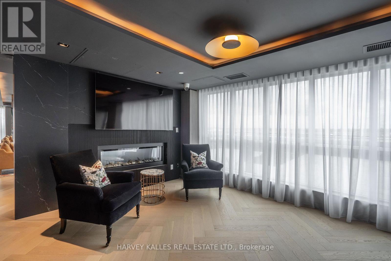 432 - 405 DUNDAS STREET W