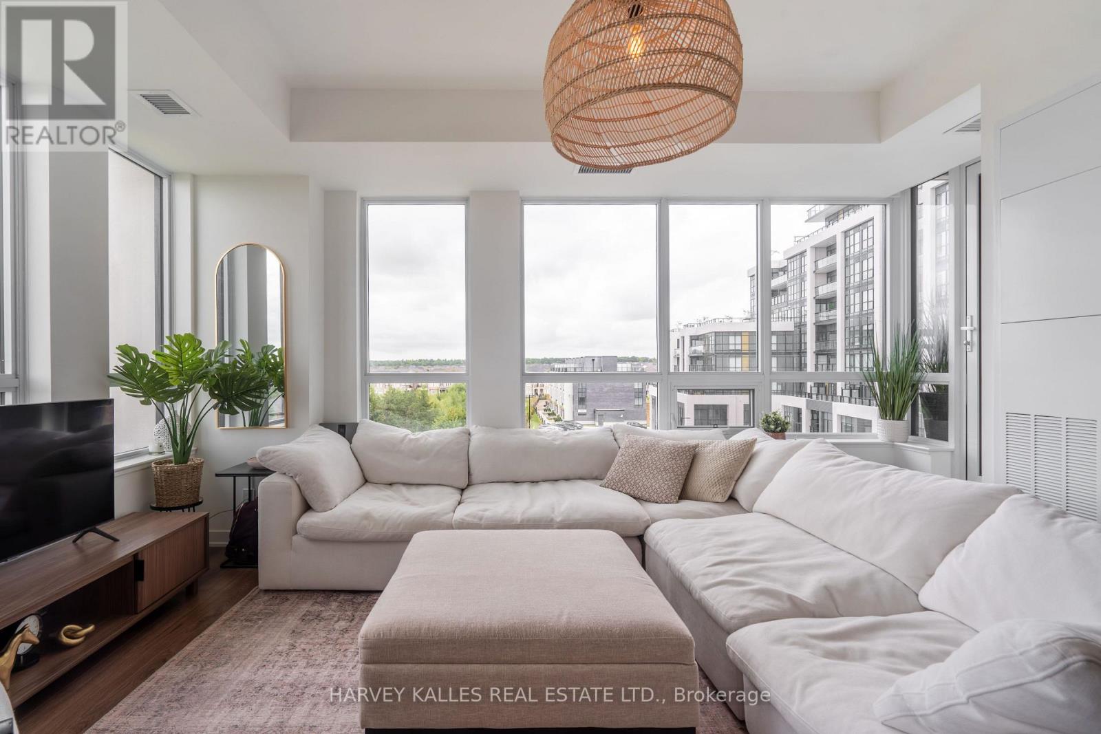 432 - 405 DUNDAS STREET W