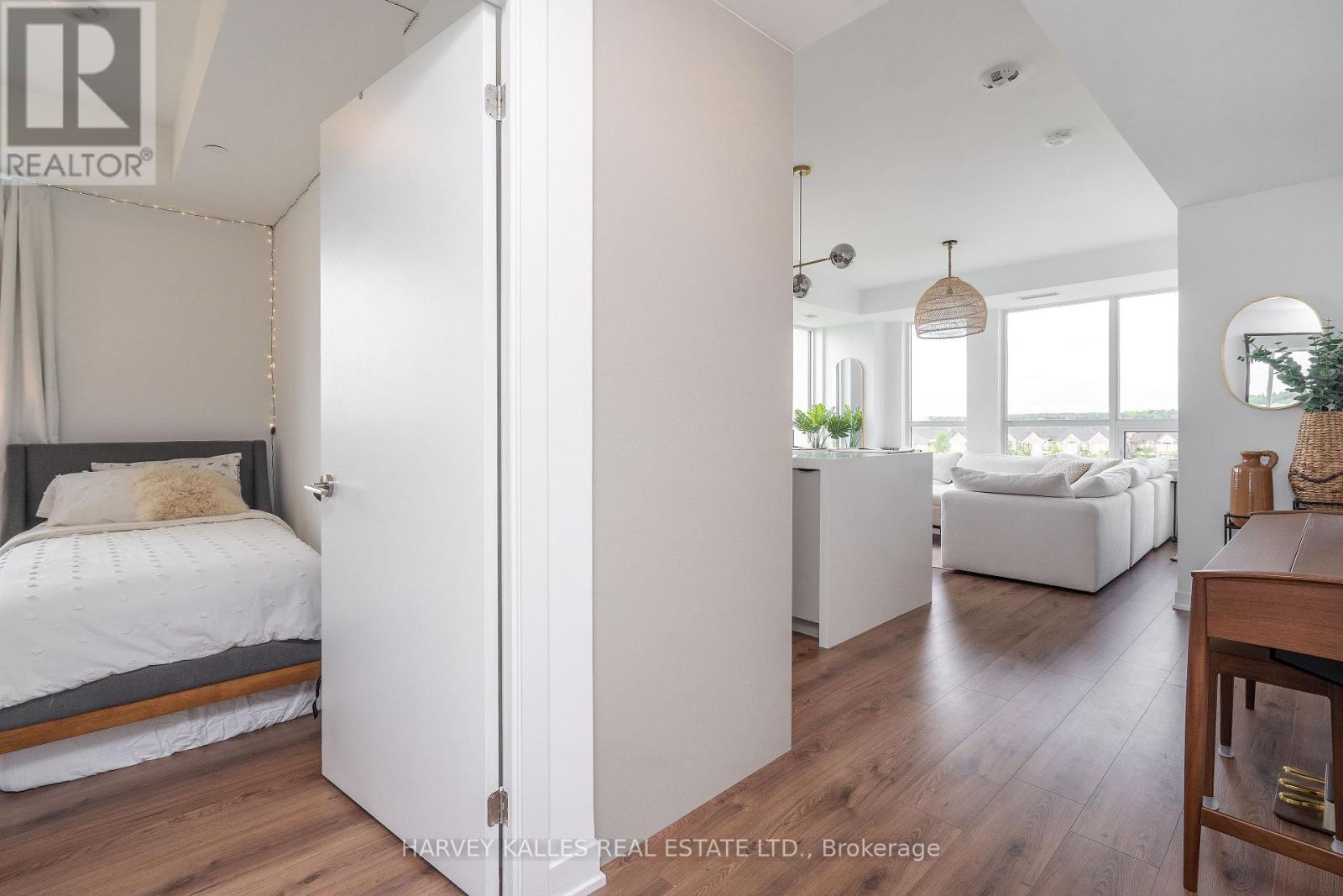 432 - 405 DUNDAS STREET W