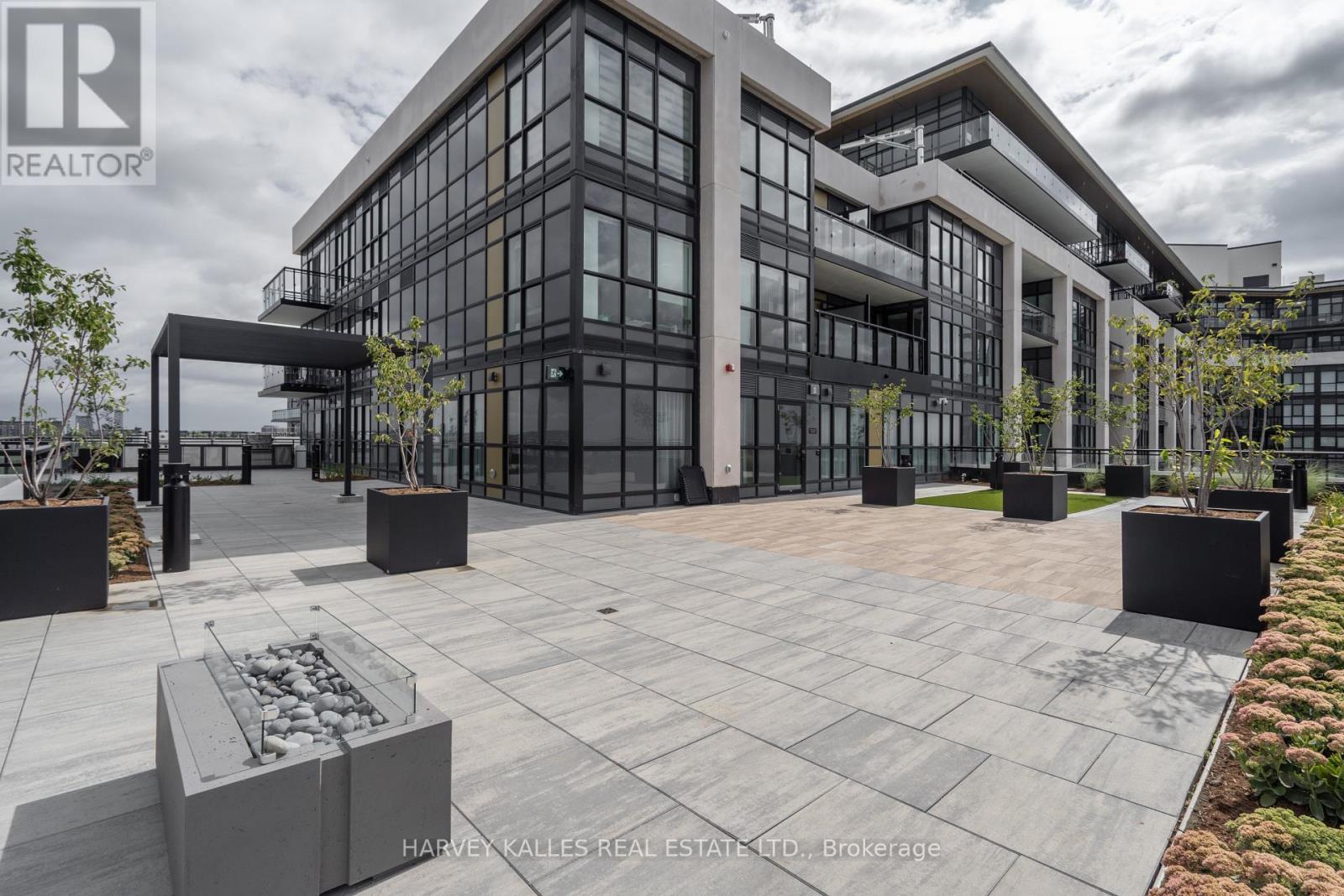 432 - 405 DUNDAS STREET W