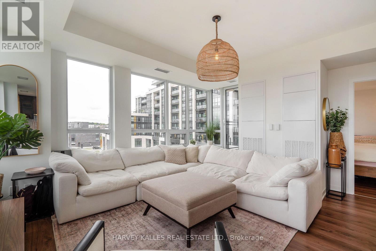 432 - 405 DUNDAS STREET W