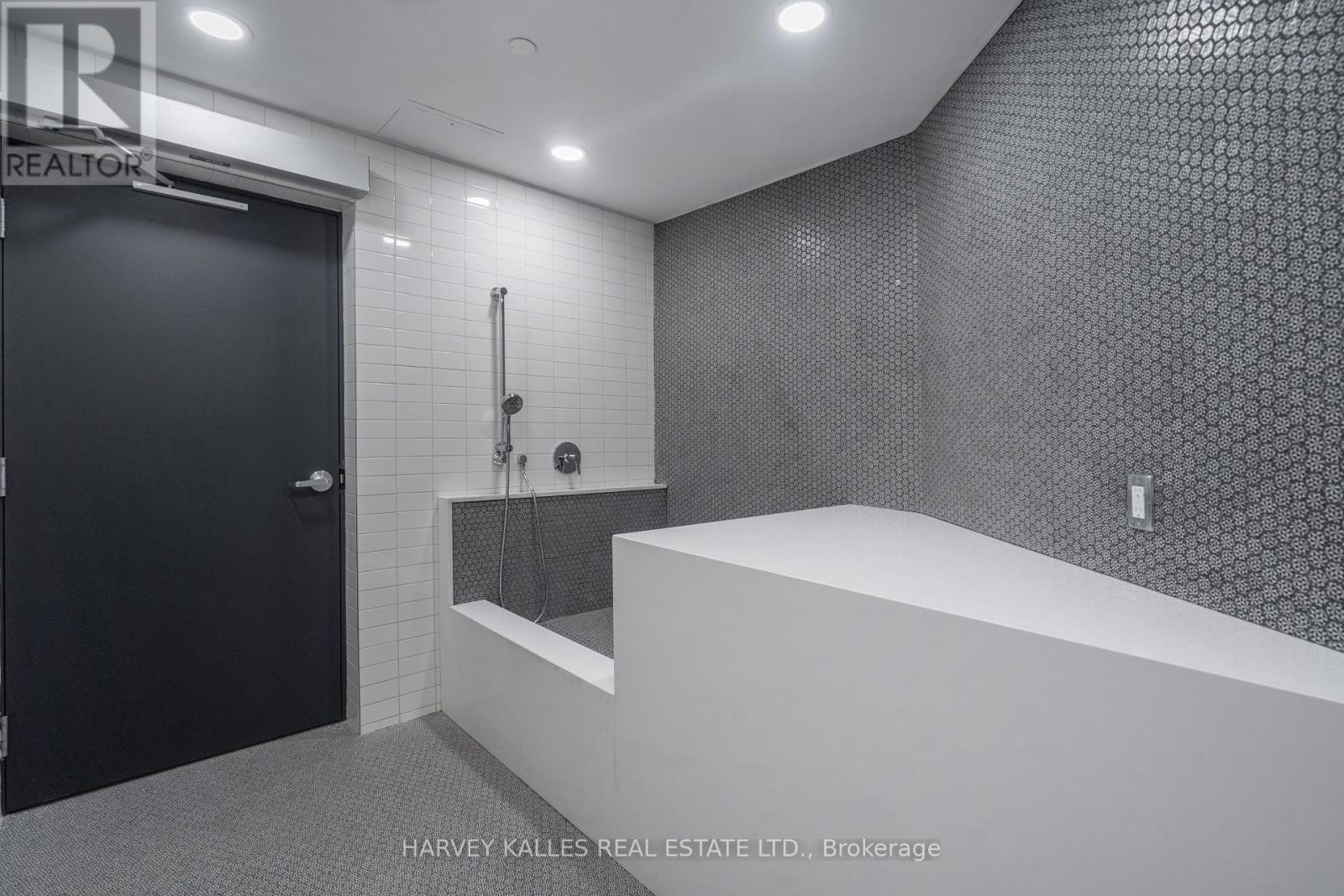 432 - 405 DUNDAS STREET W