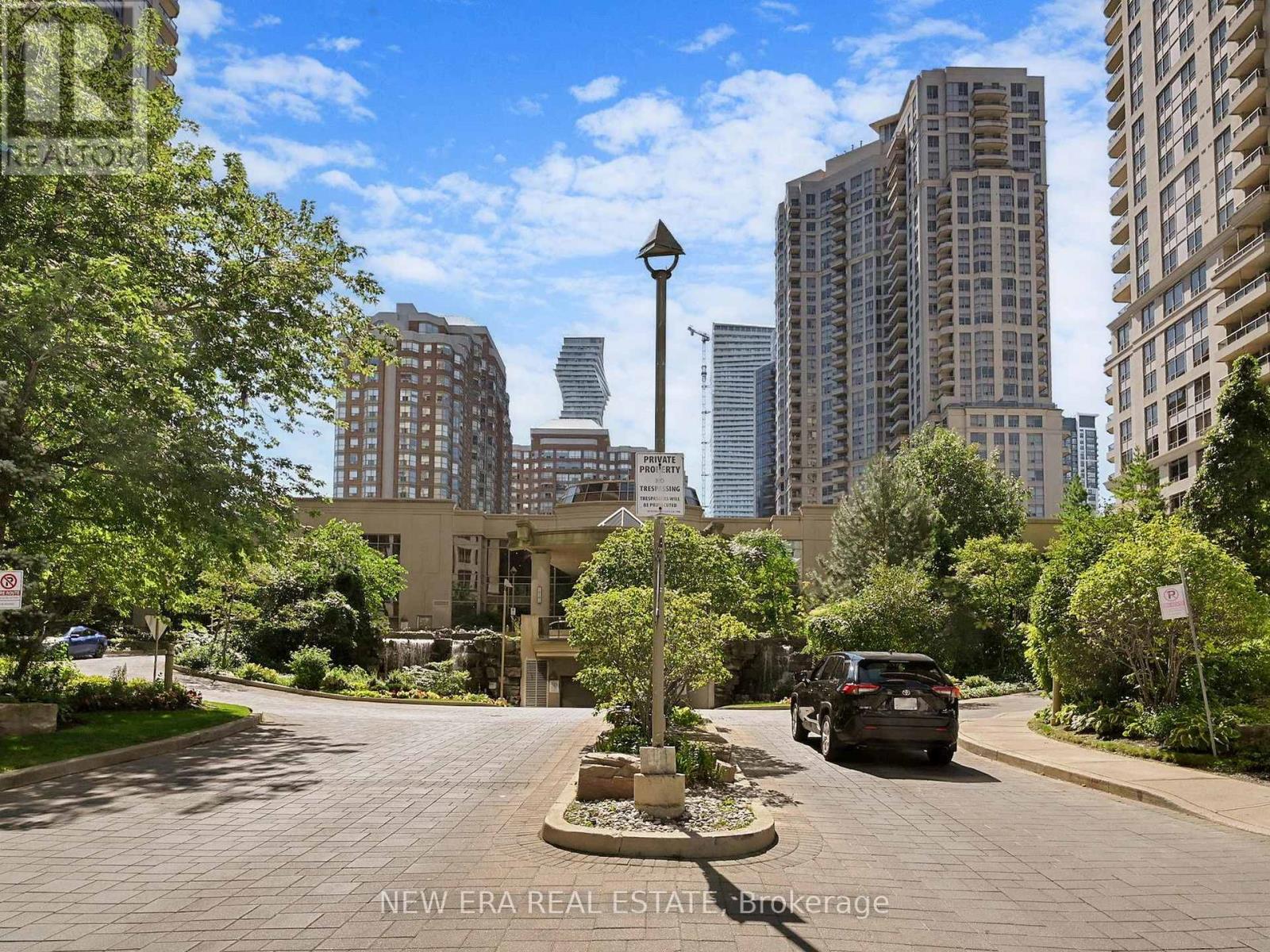 923 - 3888 DUKE OF YORK BOULEVARD