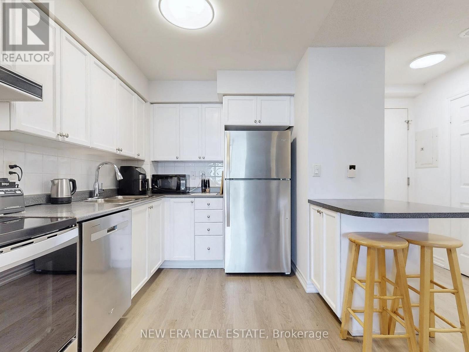 923 - 3888 DUKE OF YORK BOULEVARD