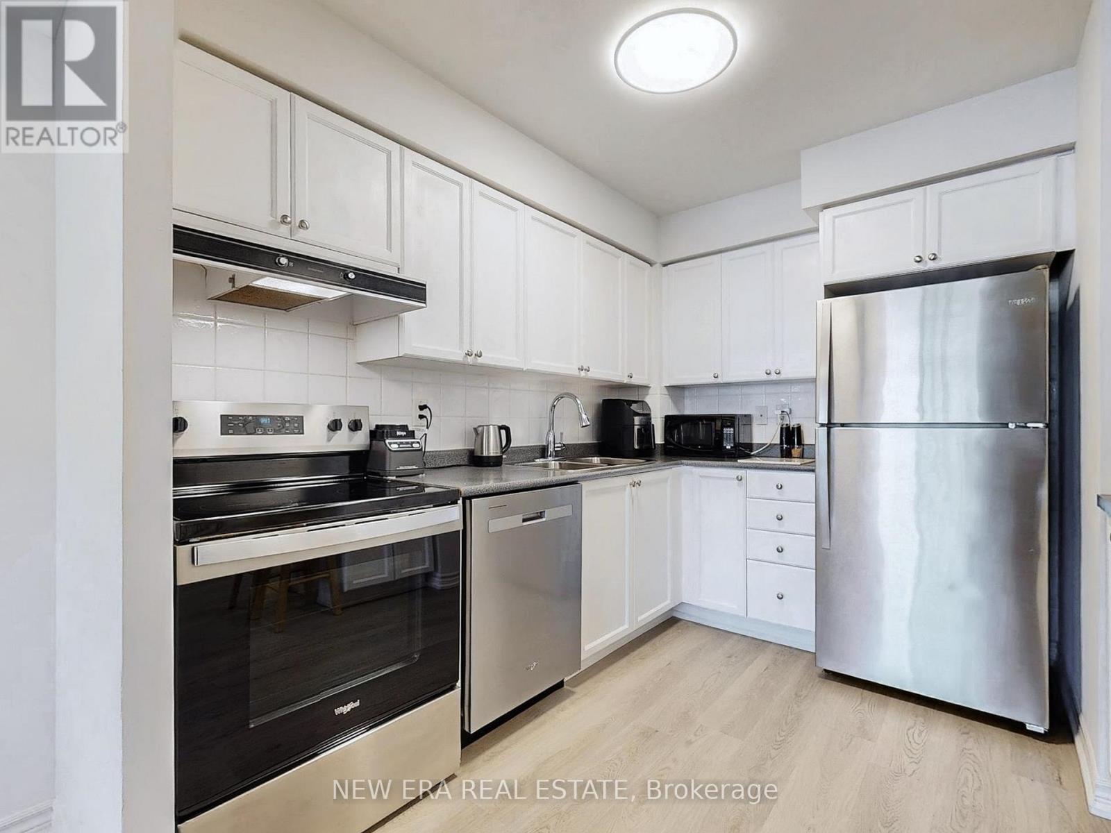 923 - 3888 DUKE OF YORK BOULEVARD
