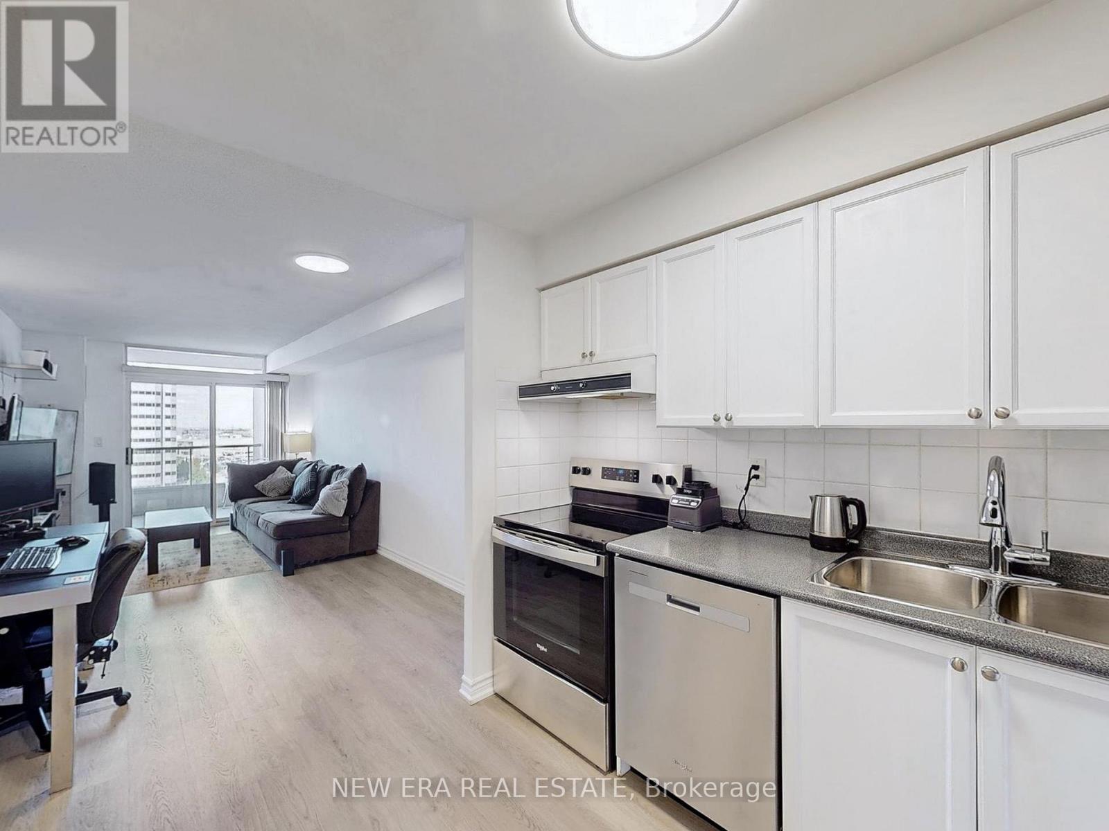 923 - 3888 DUKE OF YORK BOULEVARD
