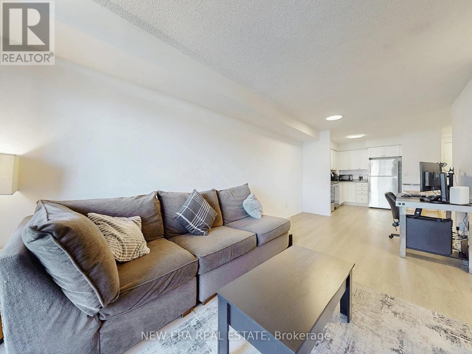 923 - 3888 DUKE OF YORK BOULEVARD