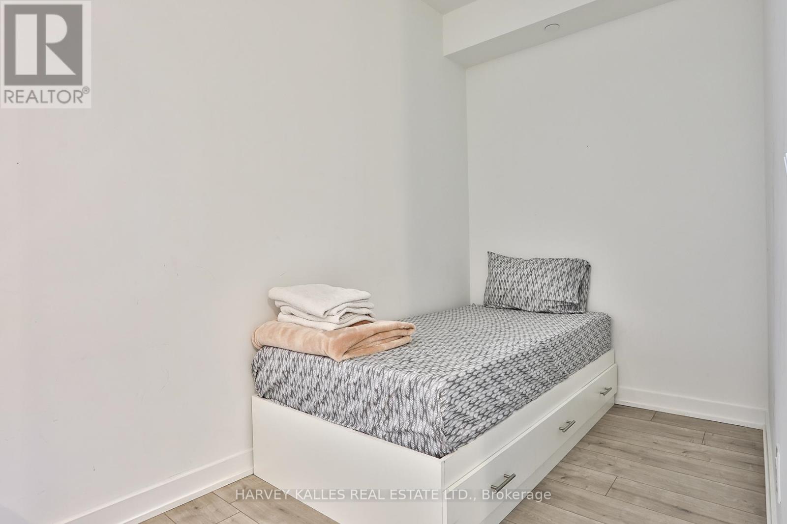 206 - 215 LAKESHORE ROAD W